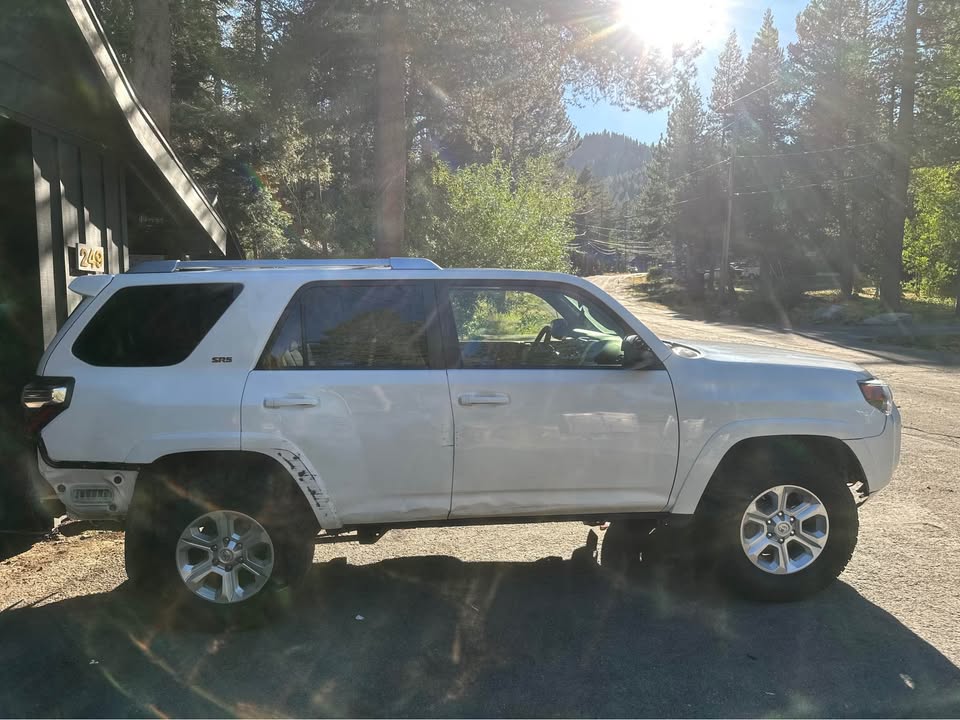 2017 Toyota 4Runner · SR5 Sport Utility 4D in Olympic Valley, CA (photo 3)