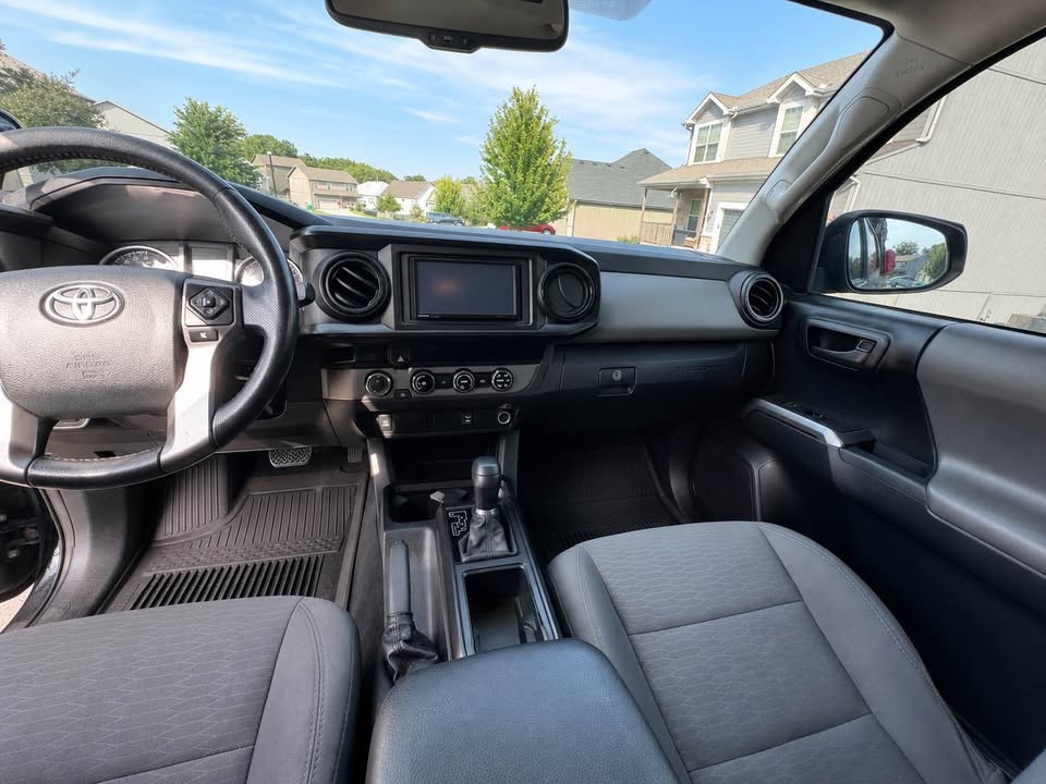 2017 Toyota Tacoma Double Cab · SR5 Pickup 4D 5 ft in Kansas City, KS (photo 8) — photo 8