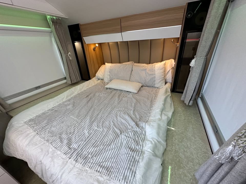 2022 BLACK SERIES CA TRAVEL TRAILER HQ19 OFF-ROAD / GRID MODEL in Arlington, TX (photo 8) — photo 8