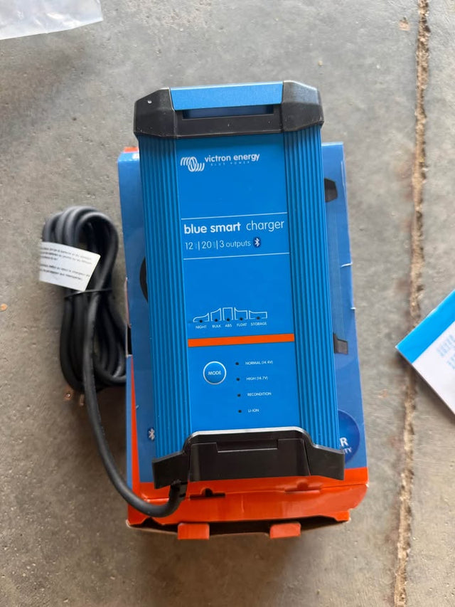 Victron Lithium Ion battery charger — photo 2
