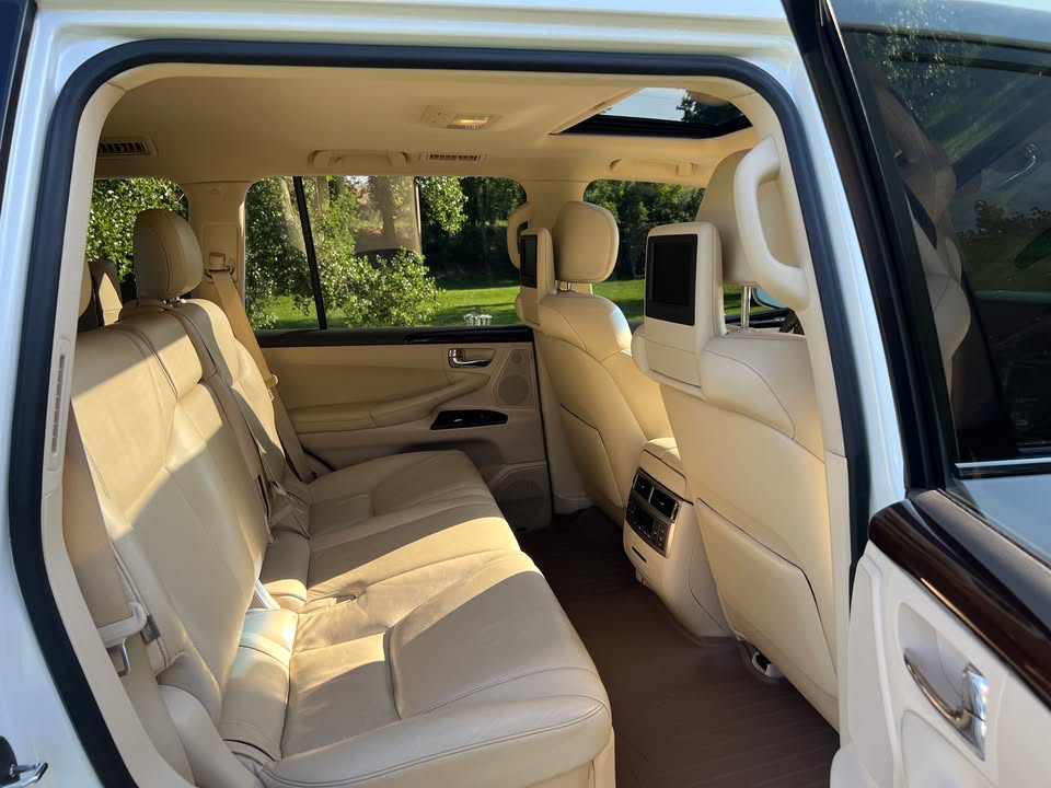 2013 Lexus LX · LX 570 Sport Utility 4D (photo 10) — photo 10