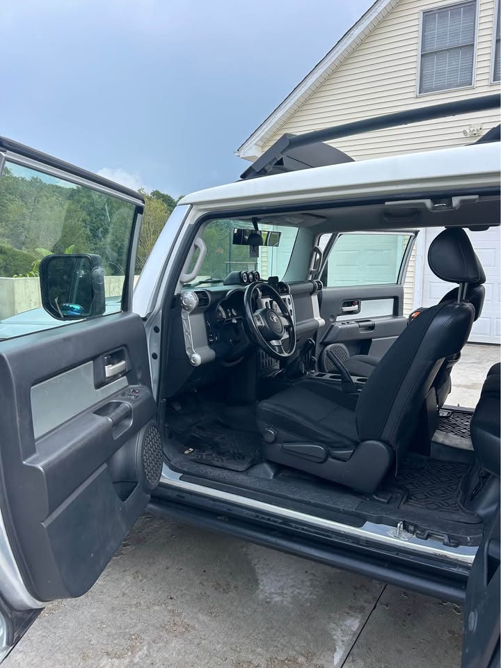 2007 Toyota FJ Cruiser · Black in Burton, OH (photo 7) — photo 7