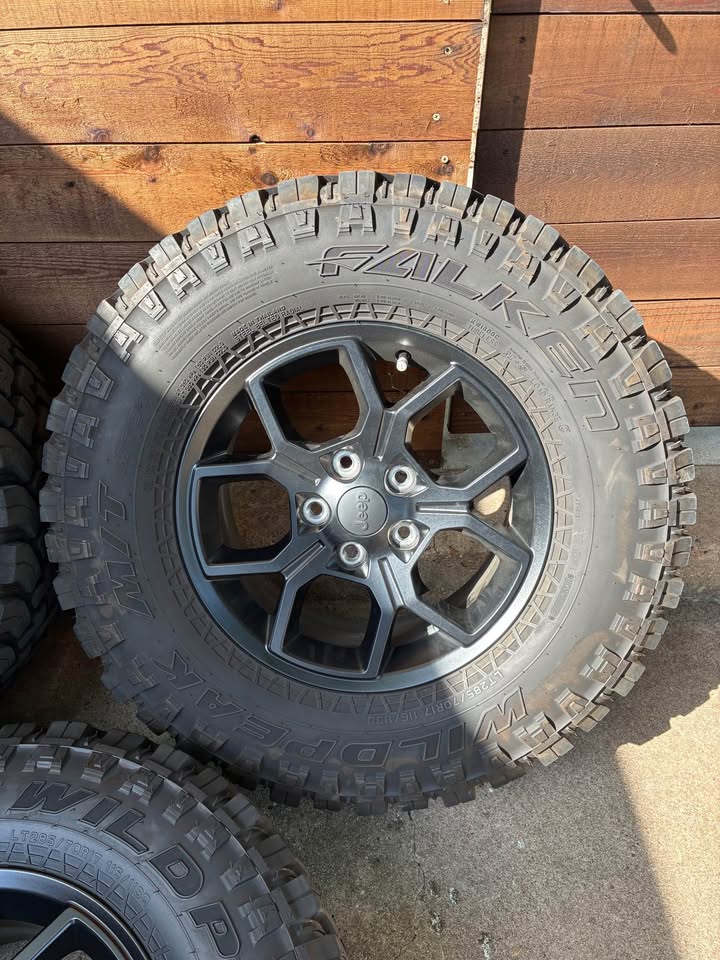 Jeep Wrangler Wheels and Falken Wildpeak M/T Tires 285/70r17 - Set of 5 in Austin, TX (photo 4) — photo 4
