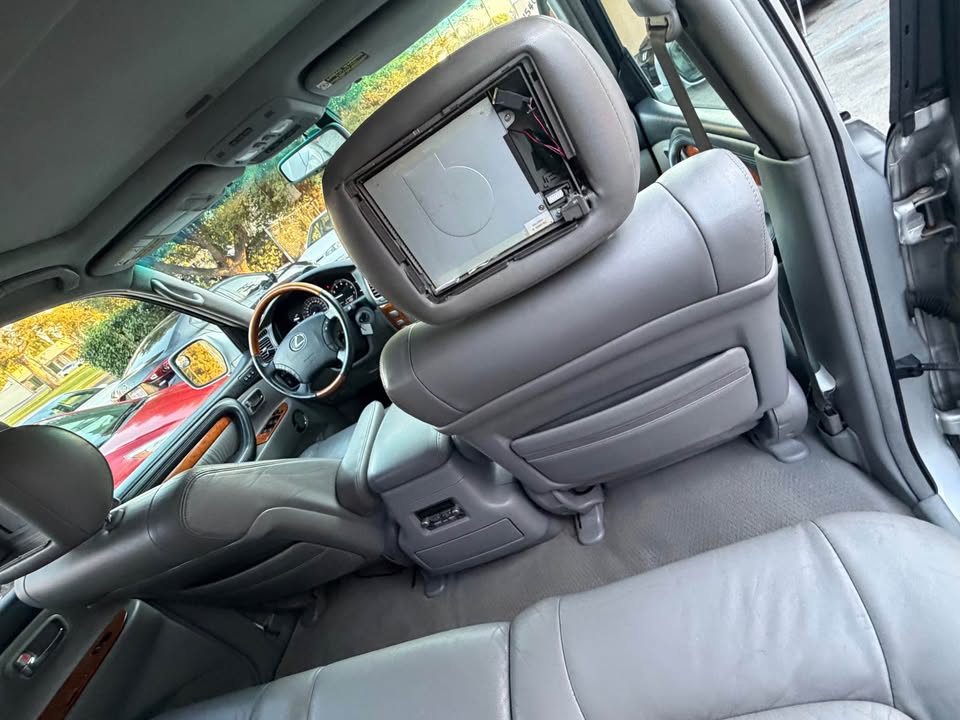 2006 Lexus LX · LX 470 Sport Utility 4D (photo 11) — photo 11