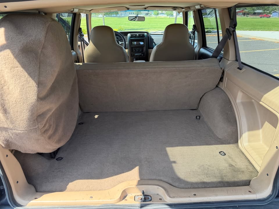 2000 Jeep Cherokee XJ Sport 4x4 4.0L I6 NP242 Full-Time 4WD/AWD in Spokane, WA (photo 12)