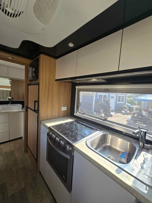 Black Series HQ19 Travel Trailer — photo 3