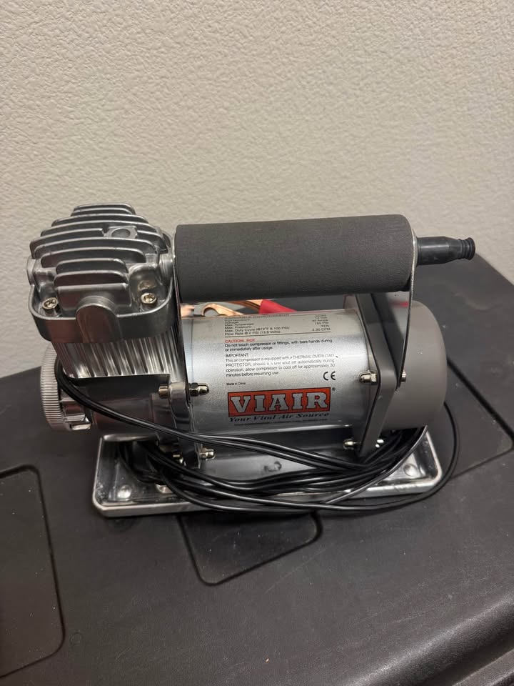 VIAIR Portable 12V Air Compressor – Like New – Heavy Duty Tire Inflator in Vancouver, WA (photo 2) — photo 2