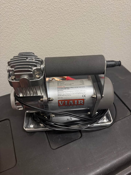 VIAIR Portable 12V Air Compressor – Like New – Heavy Duty Tire Inflator in Vancouver, WA (photo 2)