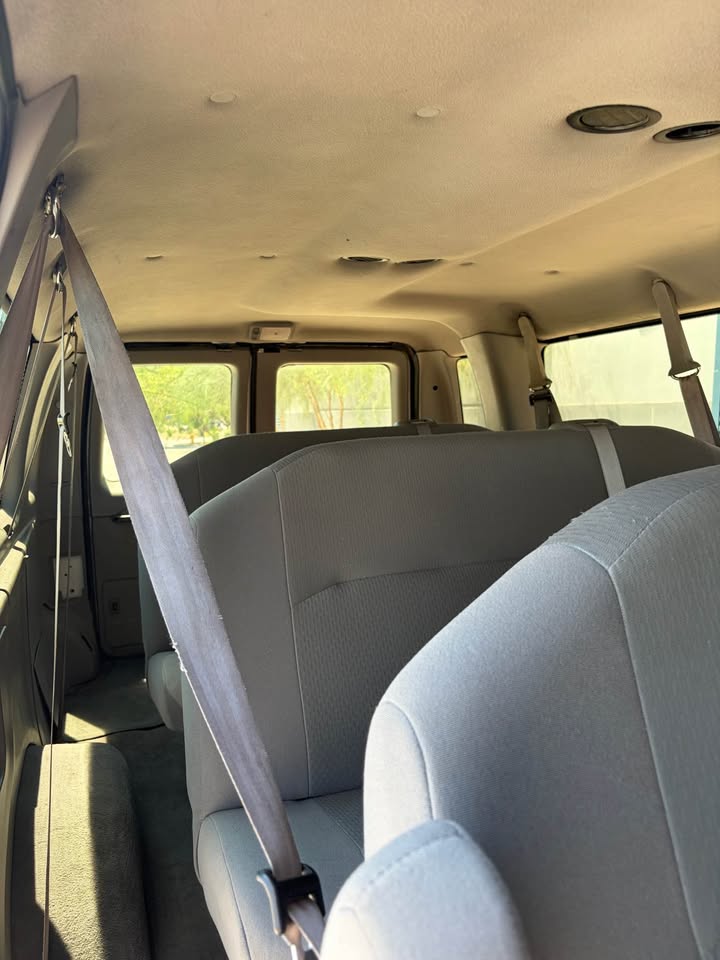 2004 Ford E350 Super Duty Passenger · XLT Extended Wagon 3D in Mesa, AZ (photo 10)