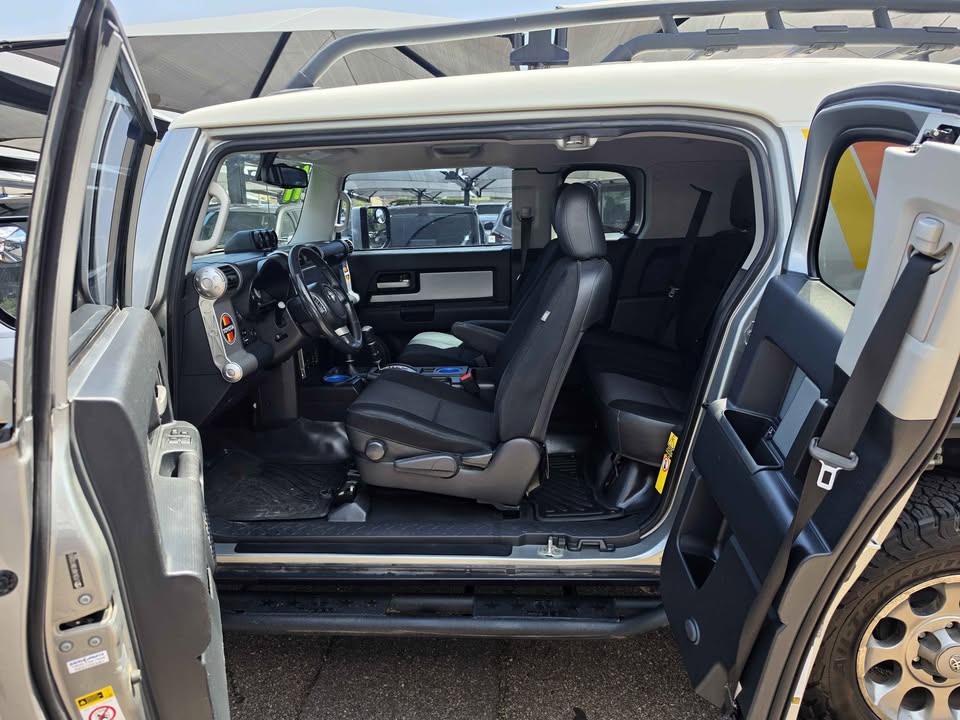 2011 Toyota FJ Cruiser · Sport Utility 2D in Colorado Springs, CO (photo 9)