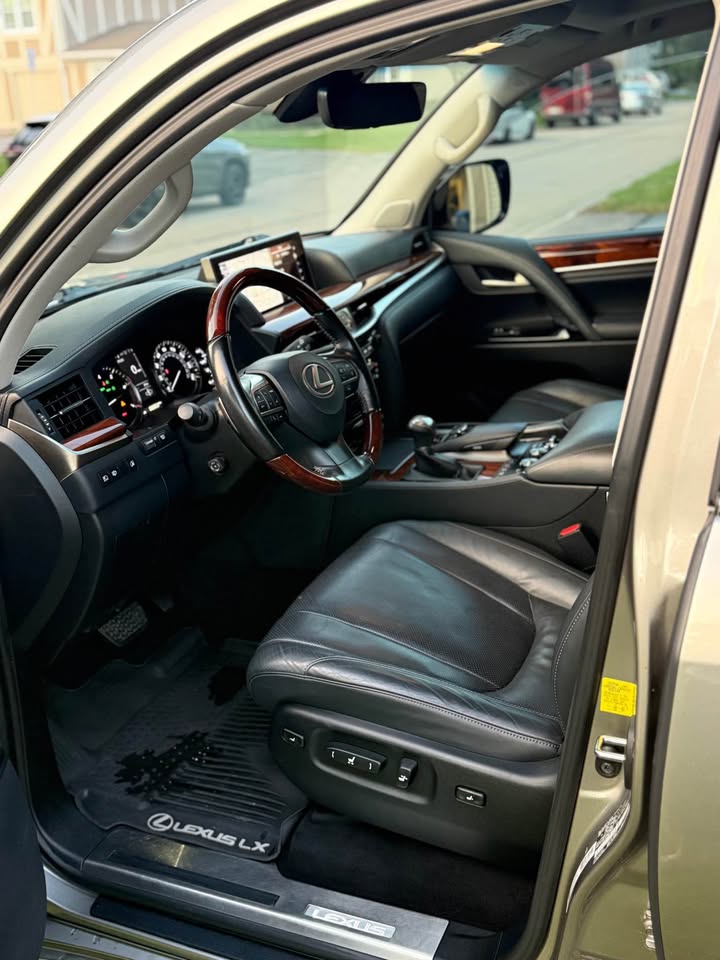 2020 Lexus LX · LX 570 Sport Utility 4D in Schaumburg, IL (photo 4) — photo 4