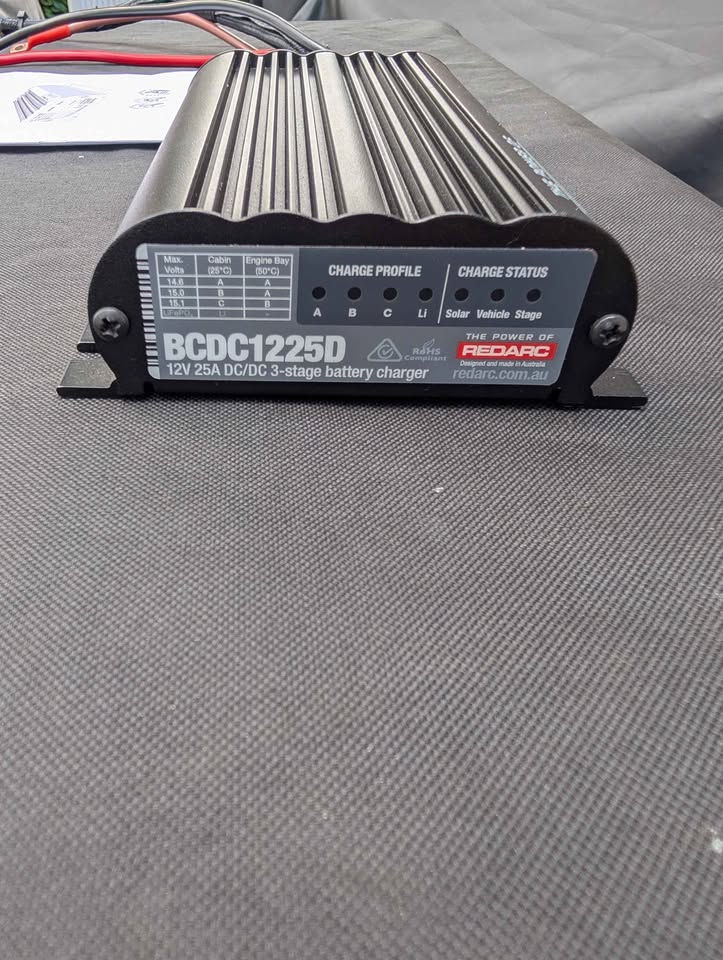 Redarc BCDC 12V 25A DC to DC charger (photo 2) — photo 2