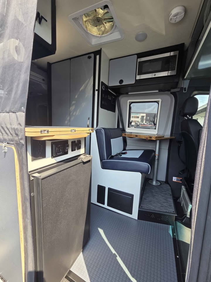 2024 Winnebago Revel 4x4 *LOADED* (photo 5) — photo 5