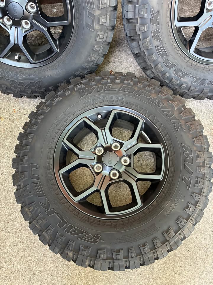 Jeep Wrangler Wheels and Falken Wildpeak M/T Tires 285/70r17 - Set of 5 in Austin, TX (photo 5) — photo 5