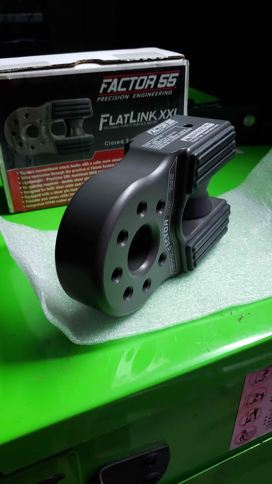 Factor 55 FlatLink XXL Winch Shackle Mount Assembly Anodized Gray in Brownsville, TX (photo 3) — photo 3