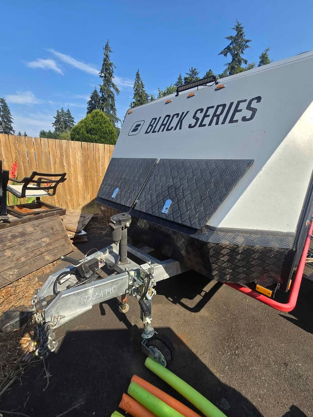 Black Series HQ19 Travel Trailer — photo 2