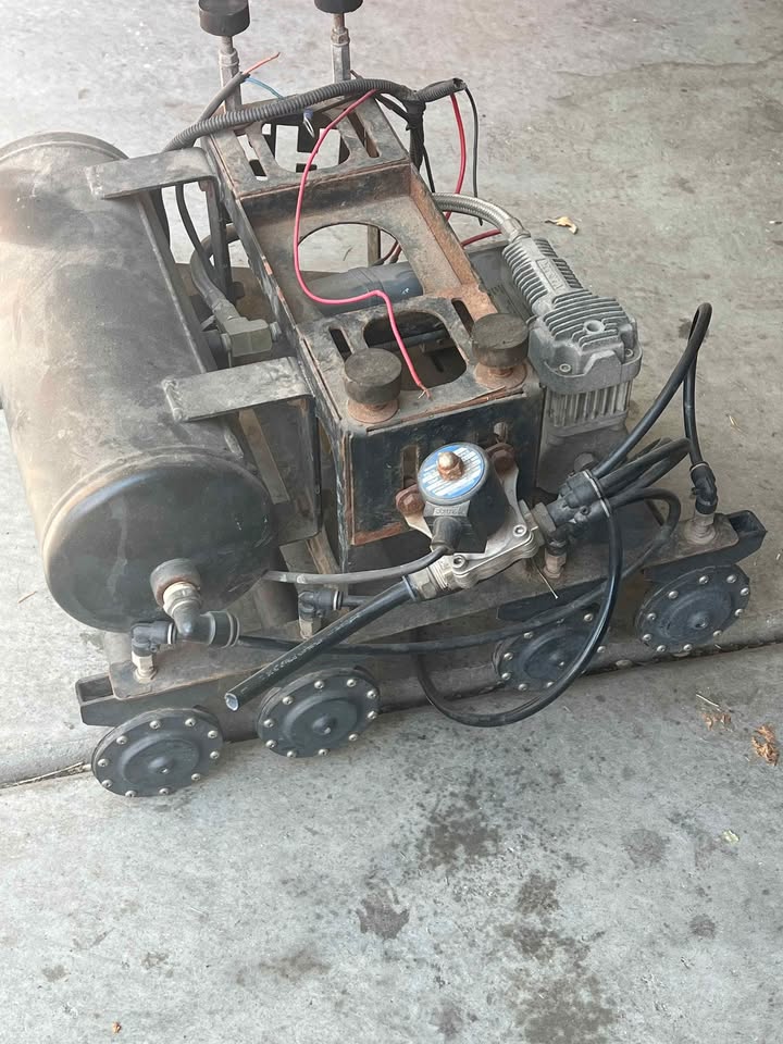 VIAIR 380C Heavy Duty 12V Air Compressor (200 PSI) Perfect for Train Horns / Air Ride in Parker, CO (photo 3) — photo 3
