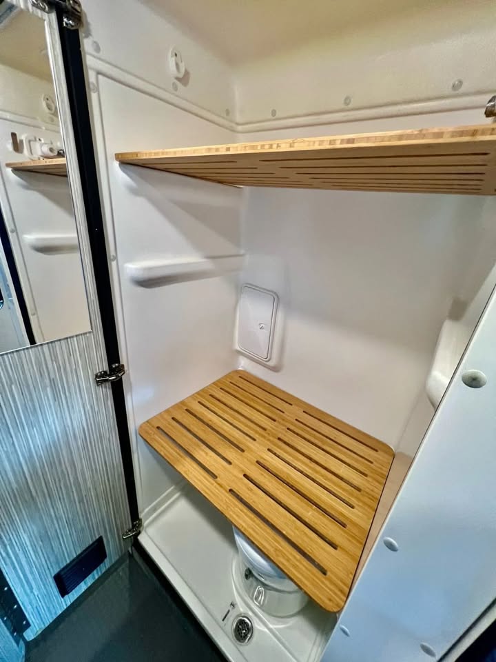 2022 Mercedes Benz 4x4 winnebago revel 44e in Lynnwood, WA (photo 9) — photo 9