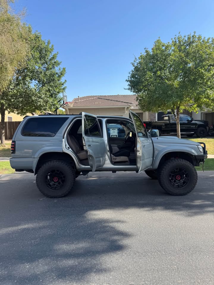 2000 Toyota 4Runner · SR5 Sport Utility 4D in Gilbert, AZ (photo 4) — photo 4