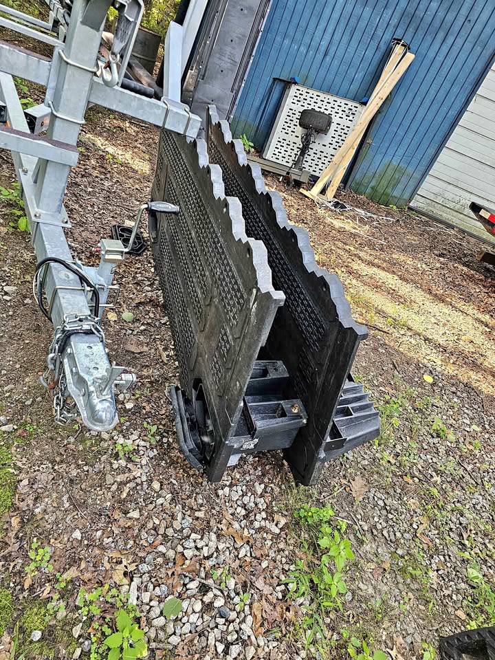 Decked system 6 fr 4 ram bed in Greene, RI (photo 1) — photo 1