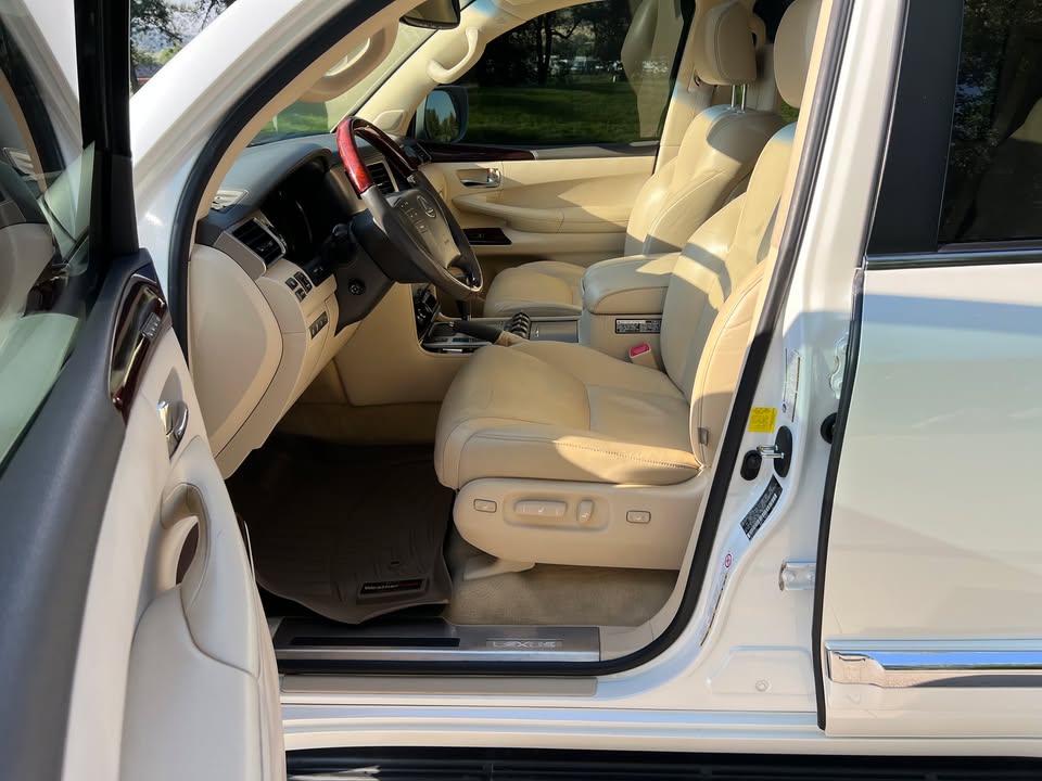 2013 Lexus LX · LX 570 Sport Utility 4D (photo 8) — photo 8