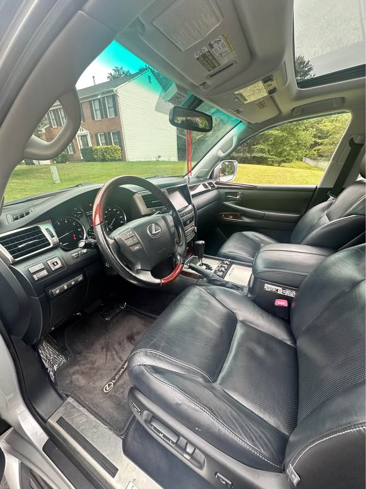 2013 Lexus LX · LX 570 Sport Utility 4D (photo 10) — photo 10