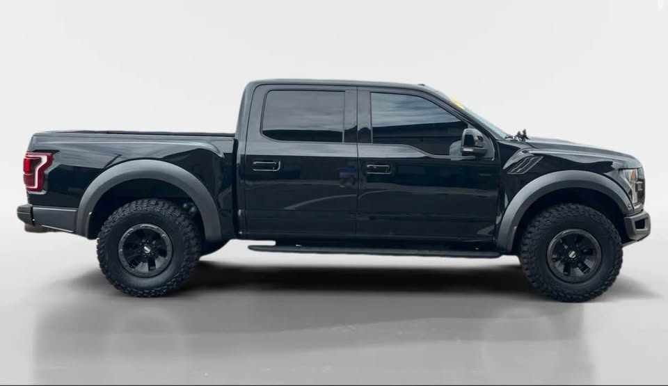 2017 Ford F-150 · Raptor Pickup 4D 5 1/2 ft (photo 6) — photo 6
