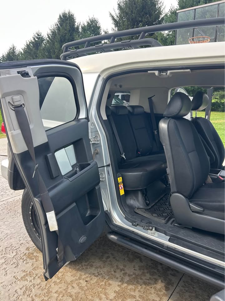 2007 Toyota FJ Cruiser · Black in Burton, OH (photo 9) — photo 9