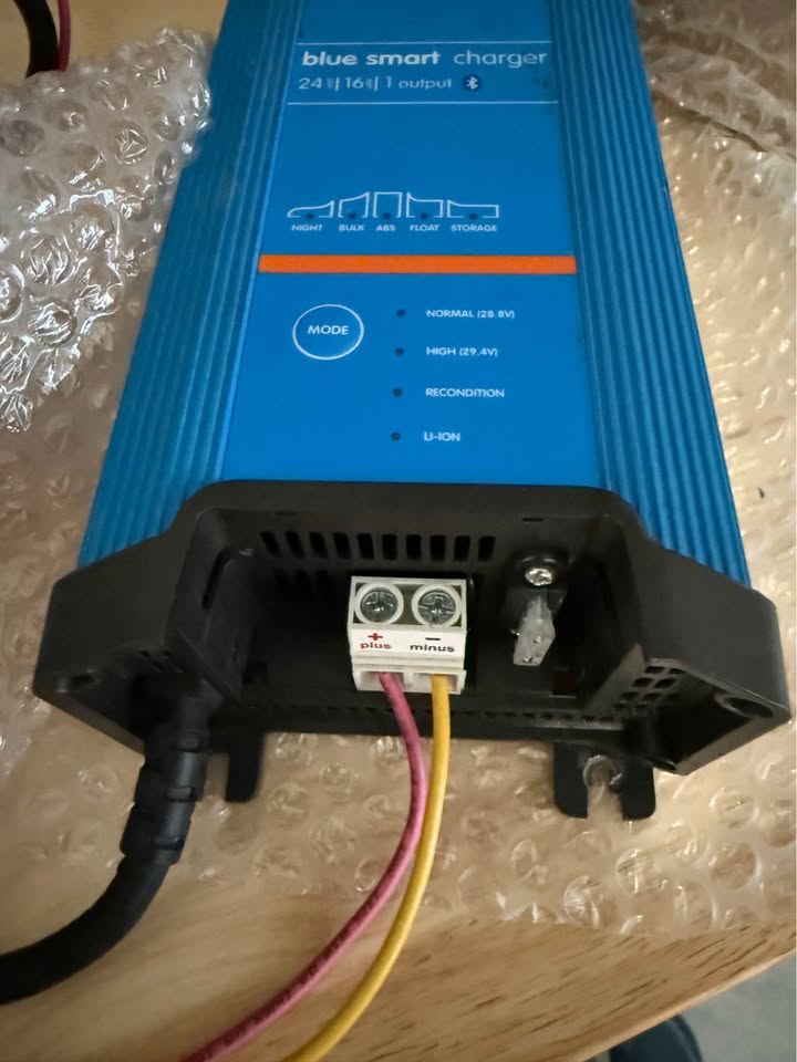 Victron Energy Blue Smart IP22 Charger 24/16(1) (photo 3) — photo 3