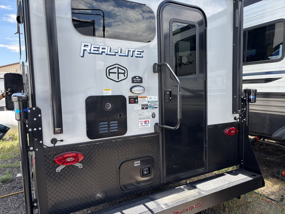2025 Palomino real-lite hard side truck camper in Elizabeth, CO (photo 4) — photo 4