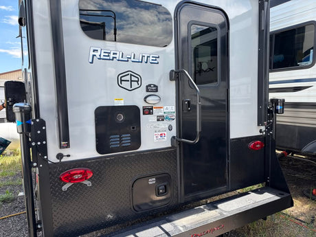 2025 Palomino real-lite hard side truck camper in Elizabeth, CO (photo 4)