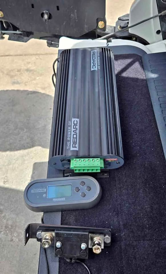 Redarc DC to DC charger (photo 1)