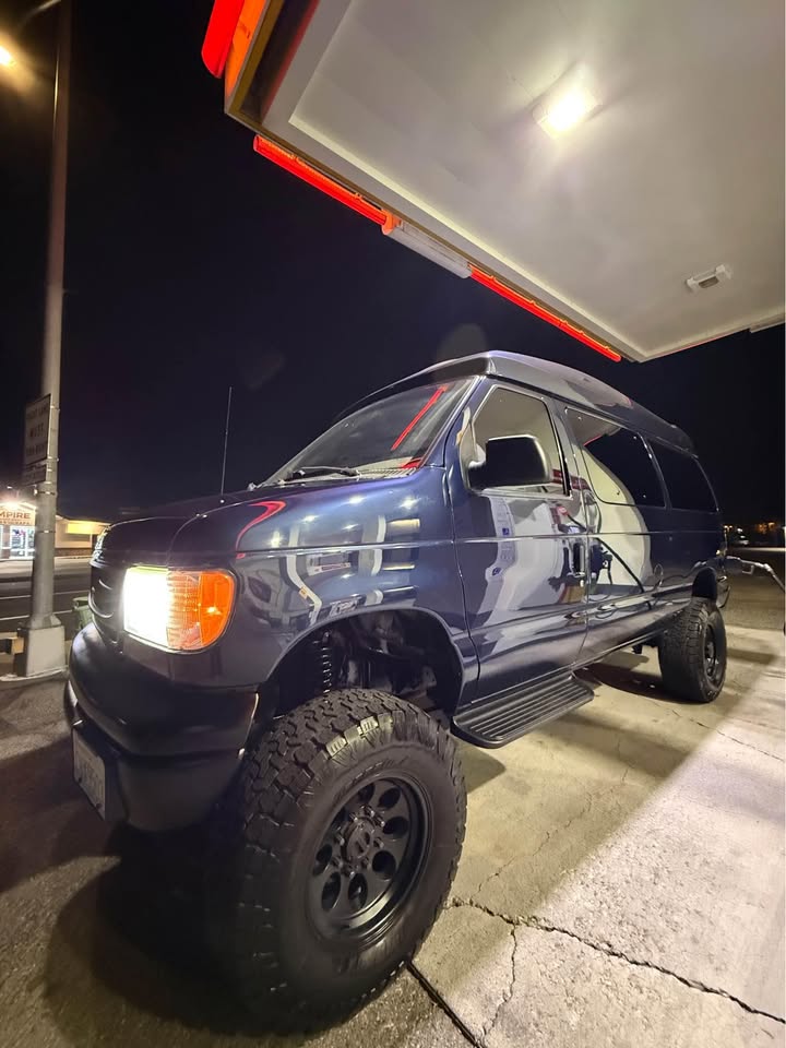2002 Ford E350 Super Duty Passenger · XLT Van 3D (photo 4) — photo 4