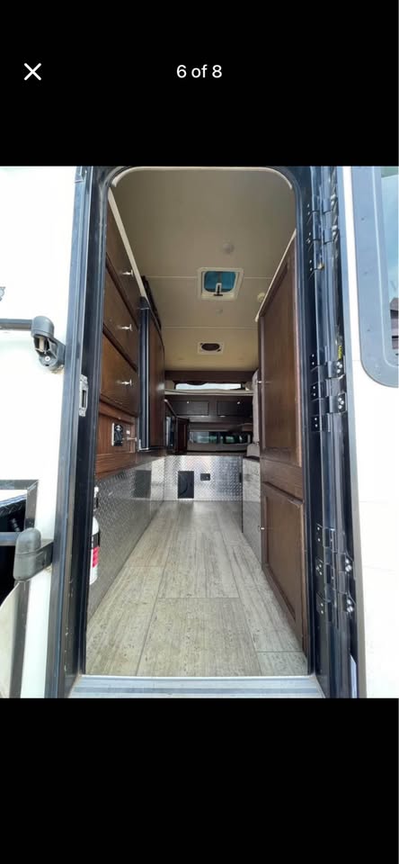 Palomino SS 1200 Truck Camper in Woodland Hills, CA (photo 6)