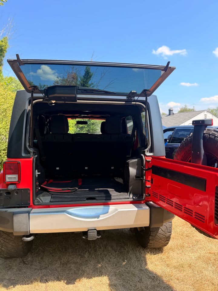 2013 Jeep Wrangler Unlimited · Sahara Sport Utility 4D in Oxon Hill, MD (photo 11) — photo 11