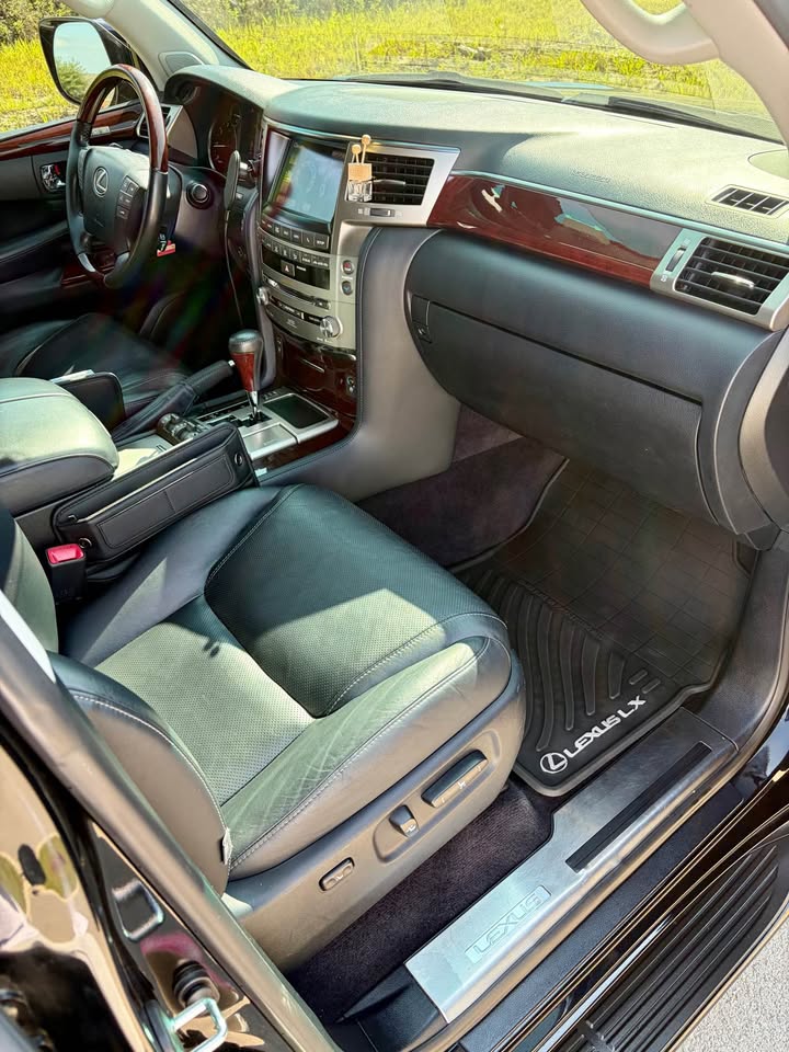Lexus LX 570 clean , private owner in Wheaton, IL (photo 6) — photo 6