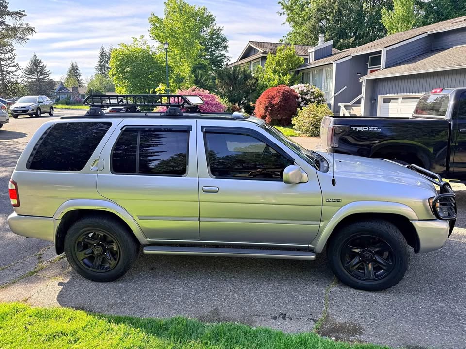 2004 Nissan Pathfinder · LE Platinum Edition Sport Utility 4D in Seattle, WA (photo 1)