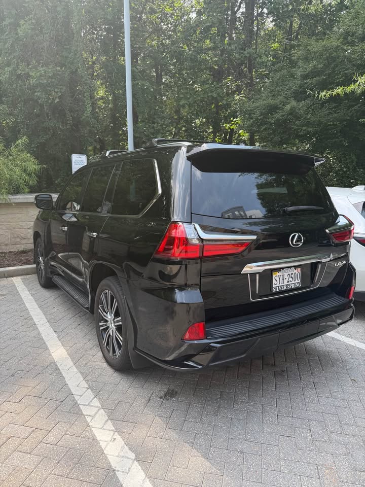 2020 Lexus LX · LX 570 Sport Utility 4D (photo 4) — photo 4