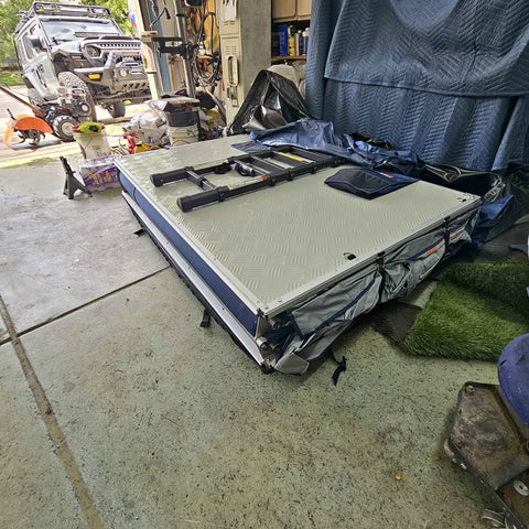 ROAM Vagabond Xl rooftop tent with annex