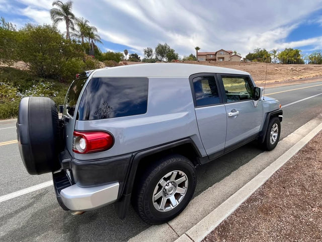 2014 Toyota FJ Cruiser — photo 2