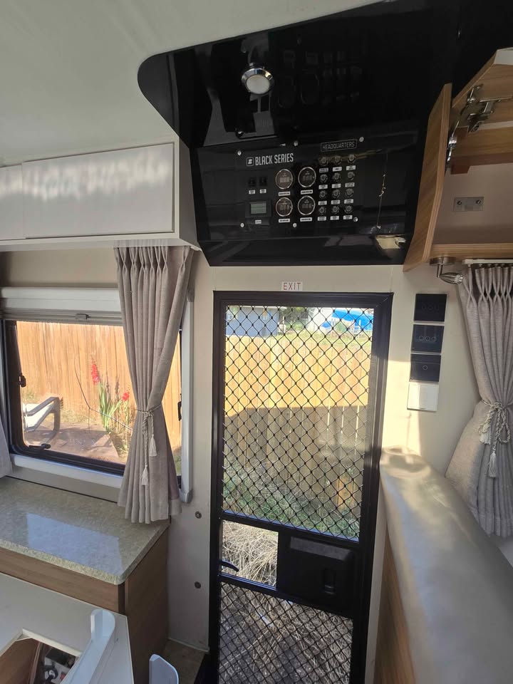 Black Series HQ19 Travel Trailer (photo 5) — photo 5