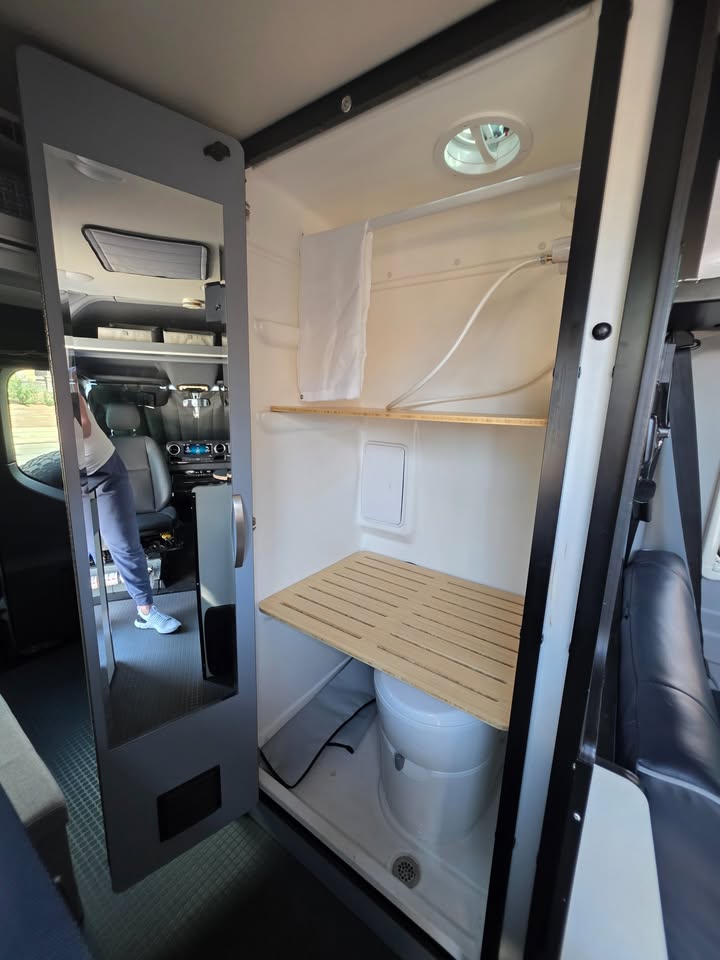2022 Winnebago revel 4x4 diesel in Montgomery, TX (photo 9) — photo 9