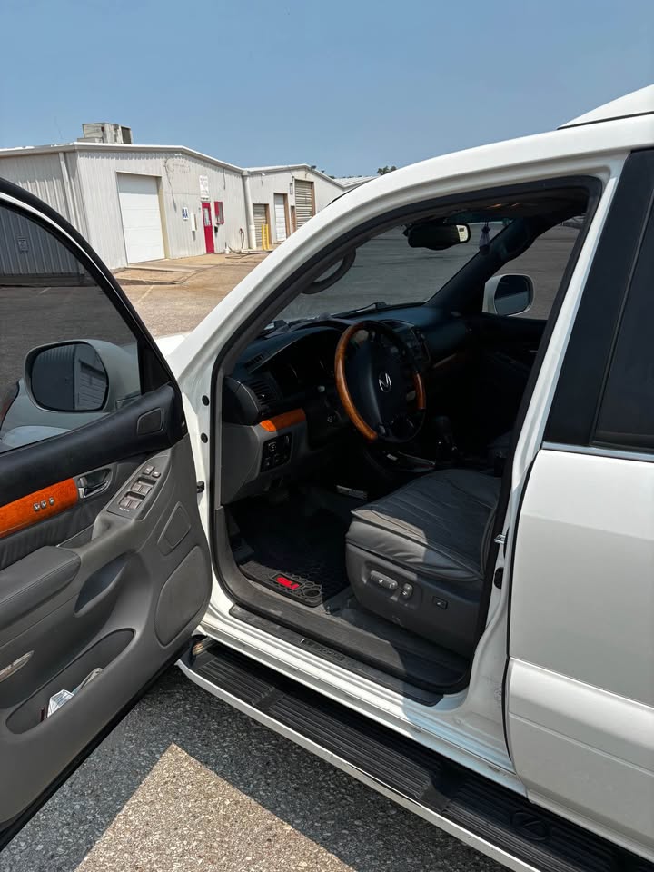 2004 Lexus GX · GX 470 Sport Utility 4D (photo 10) — photo 10
