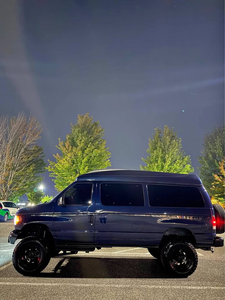 2002 Ford E350 Super Duty Passenger · XLT Van 3D (photo 1) — photo 1
