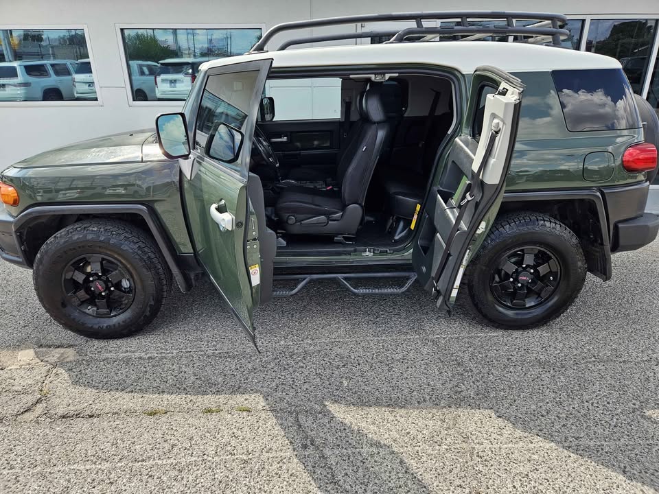 2012 Toyota FJ Cruiser · Sport Utility 2D (photo 7) — photo 7