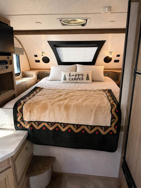 2022 Palomino Real Light Truck Camper in Lakeport, CA (photo 2)