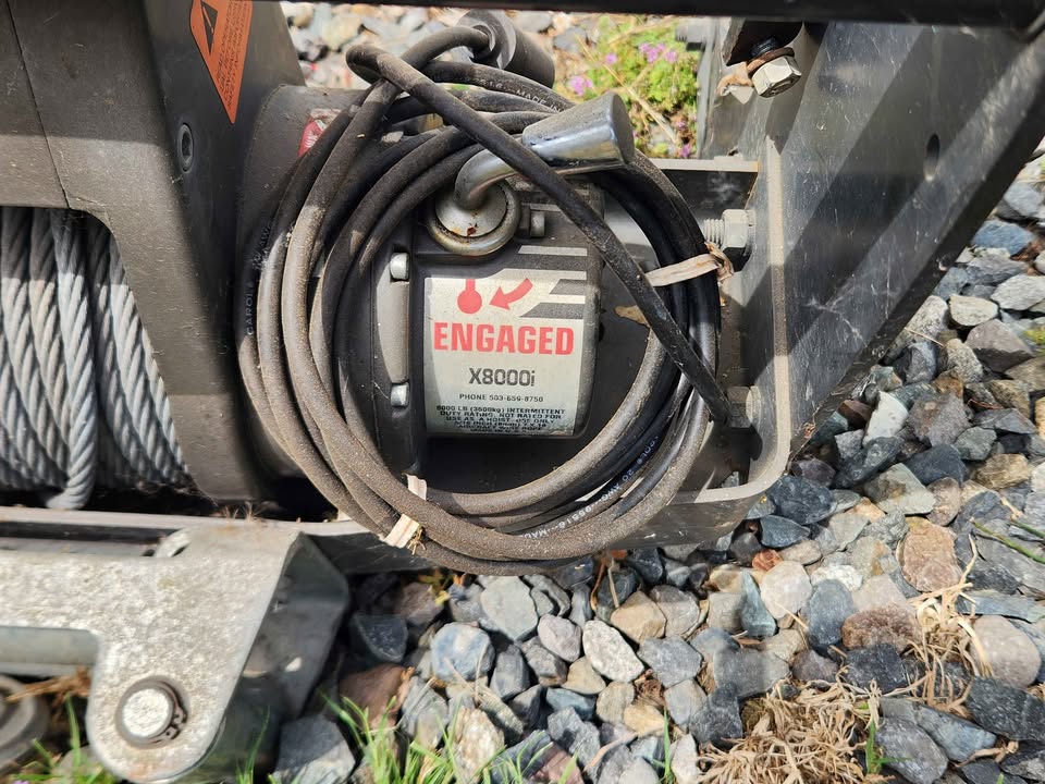 WARN x8000i winch on 1999 chevrolet brush guard. Used very little in Edgewood, WA (photo 4)