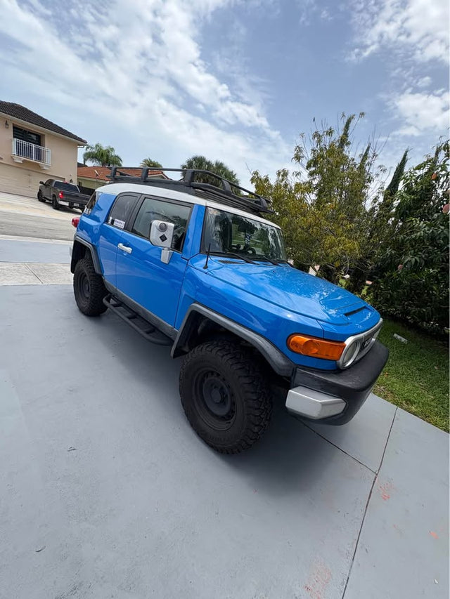 Blue Toyota FJ Cruiser with roof rack. 2007 Toyota FJ Cruiser 4x4 - Clean Title - Well Maintained
P — photo 3