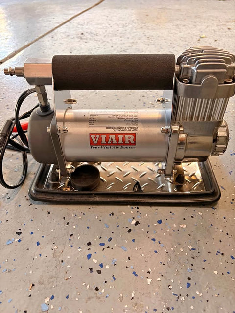 VIAIR 400P-RV Portable Air Compressor — Barely Used — Complete Kit
