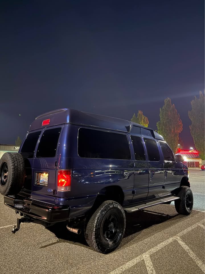 2002 Ford E350 Super Duty Passenger · XLT Van 3D (photo 2) — photo 2